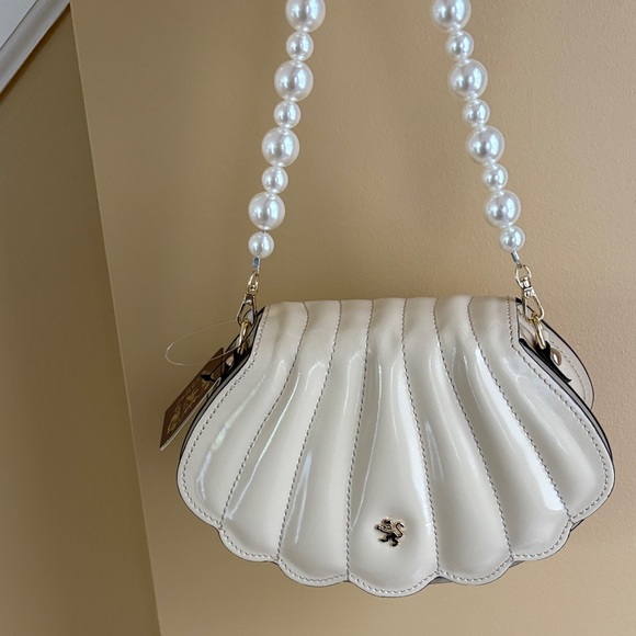 NWT Pratesi Patent Leather Chic Cream Bag with Pearl Arm Strap - Picture 2 of 6